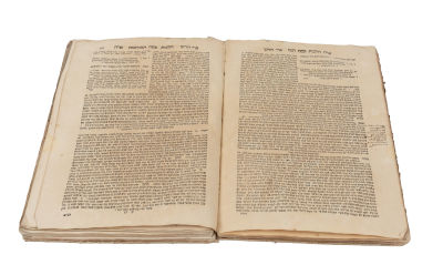 Sefer Pri Chadash by Rabbi Hezekiah da Silva. Very distinguished copy, with important annotations. 