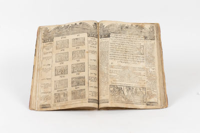 The Famous Venice Haggadah. With many woodcut illustrations, and the commentary 'Tzli Aish'. 