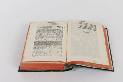 Responsa of Binyamin Ze’ev. Venice 1539. Signatures and dedications on title page. Rabbi 