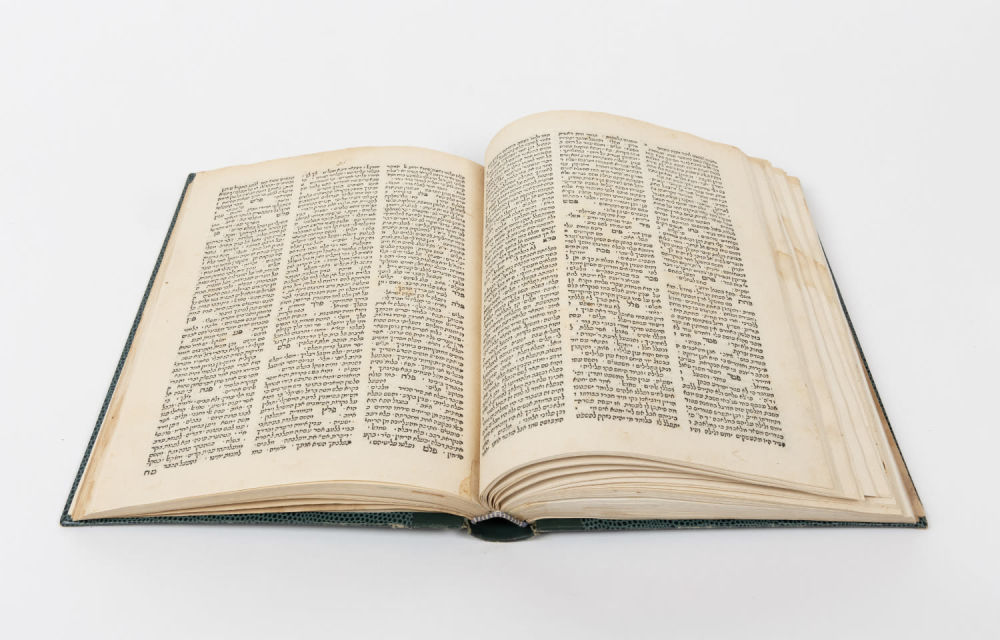 Sefer Ha-Shorashim by R. David Kimchi. Constantinople 1513. Sefer Ha-Shorashim, the famous 