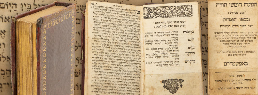 Chamishah Chumshei Torah. Amsterdam, 1734. Impressive and Beautiful Copy. Printed in the famed 