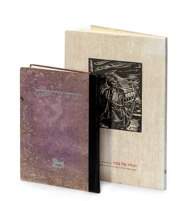 שתי (2) הגדות (הוצאות שונות) - פיתוחי עץ מאת יעקב שטיינהרט - 
עיצוב - פרנצ'סקה ברוך , הוצאות מוגבלות