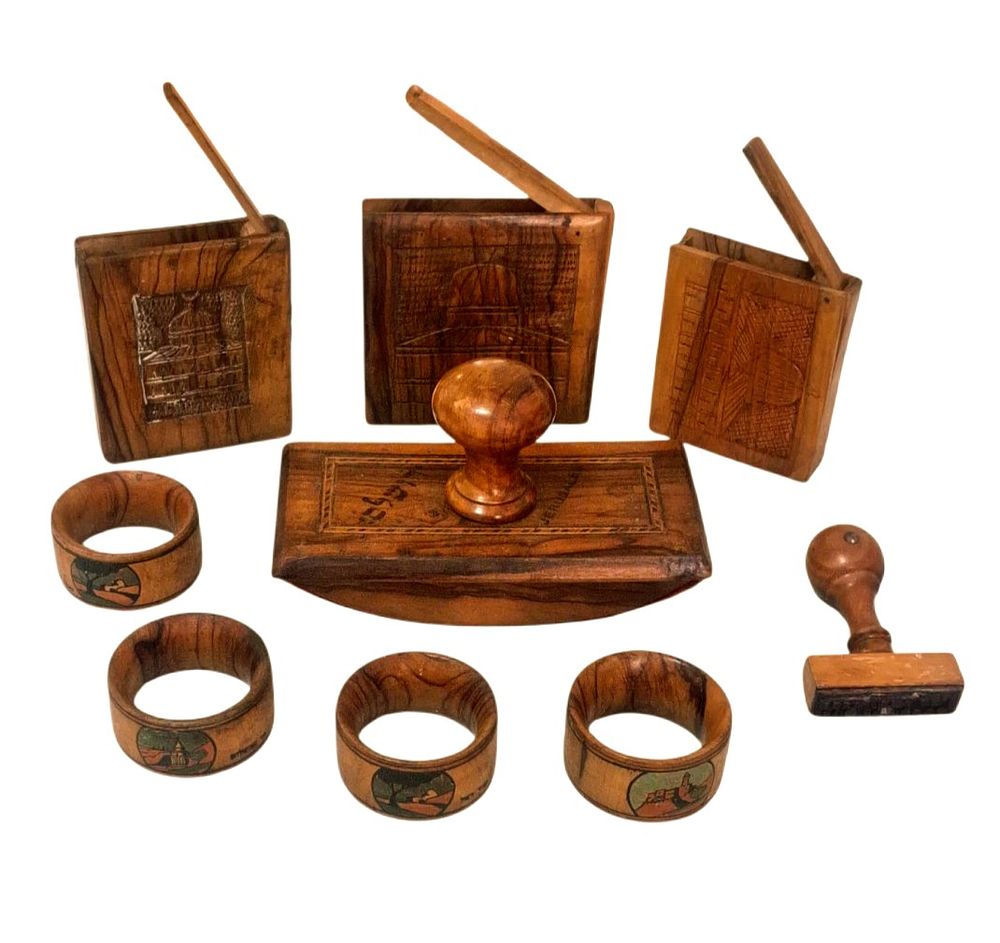 Collection of 9 olive wood souvenirs, various objects, Jerusalem, 20th century. לפנינו 9 חפצים 