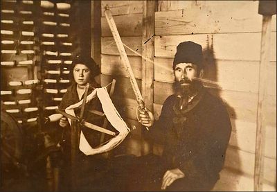תצלום הסטורי - טווית חוטים במושבה מחנה ישראל - חותמת
שנות ה - 20 של המאה הקודמת. תצלום בו נראה 