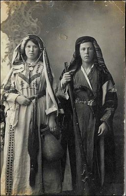 צדוק באסאן - בסן, 4 תצלומי סטודיו של הצלם הידוע, 
ראשית המאה ה- 20. צדוק בַּסָּן (1882 - 1956) 