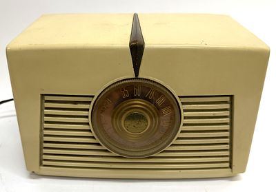 1949 RCA Victor 8X542 White Bakelite Tube AM Radio. Item/Description: Vintage 1949 RCA Victor 