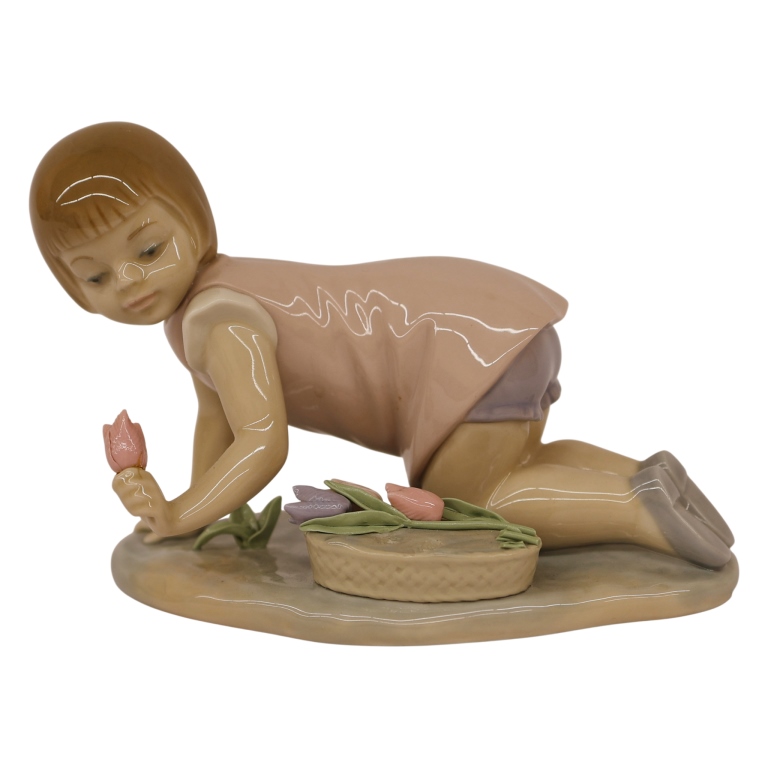 Lladro "Girl Kneeling with Tulips" Figurine