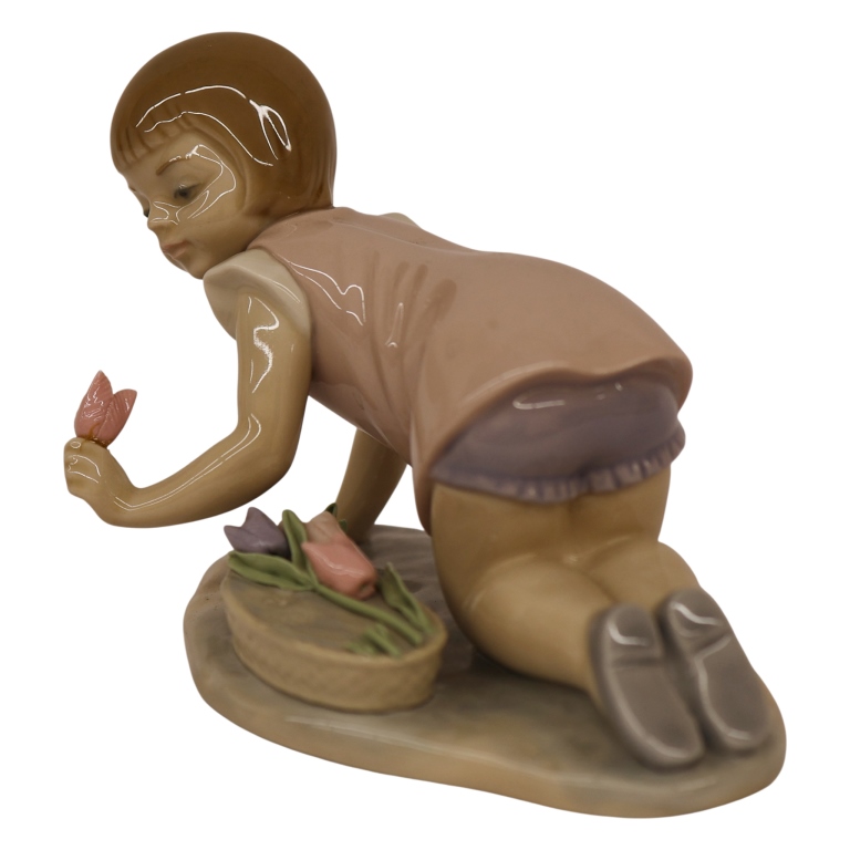 Lladro "Girl Kneeling with Tulips" Figurine