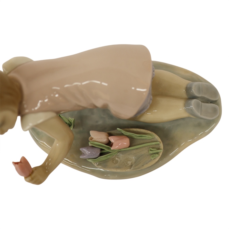 Lladro "Girl Kneeling with Tulips" Figurine