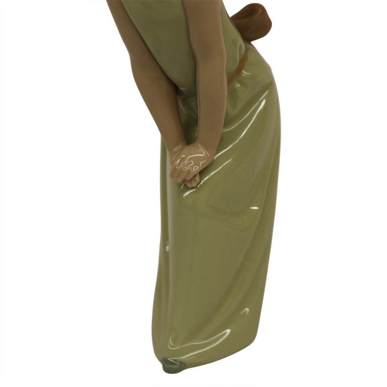 Lladro "Curious Girl with Straw Hat" Figurine