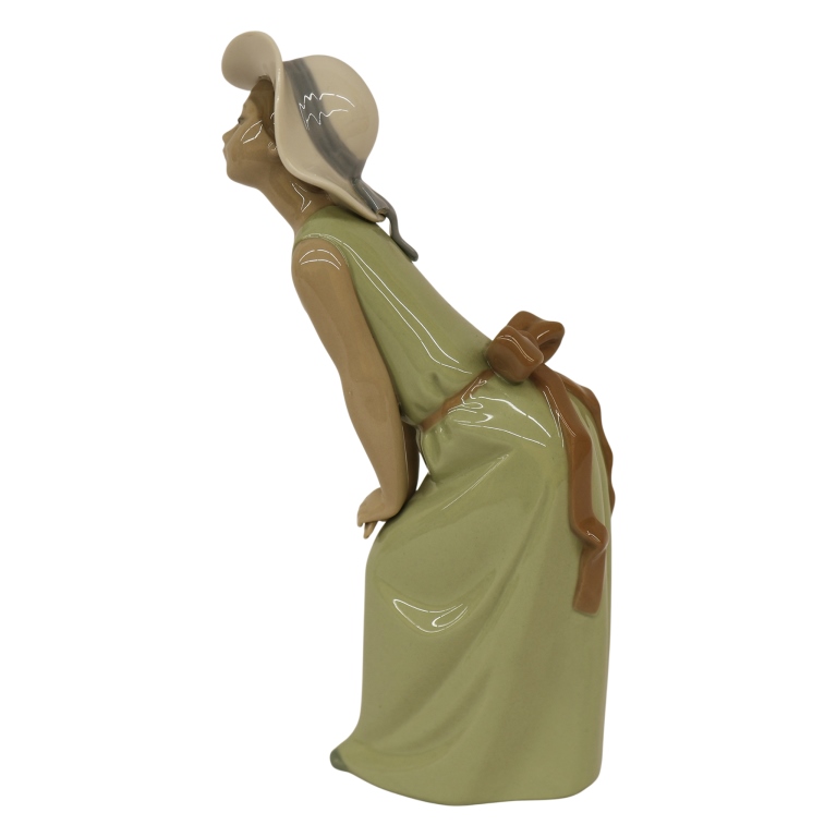 Lladro "Curious Girl with Straw Hat" Figurine