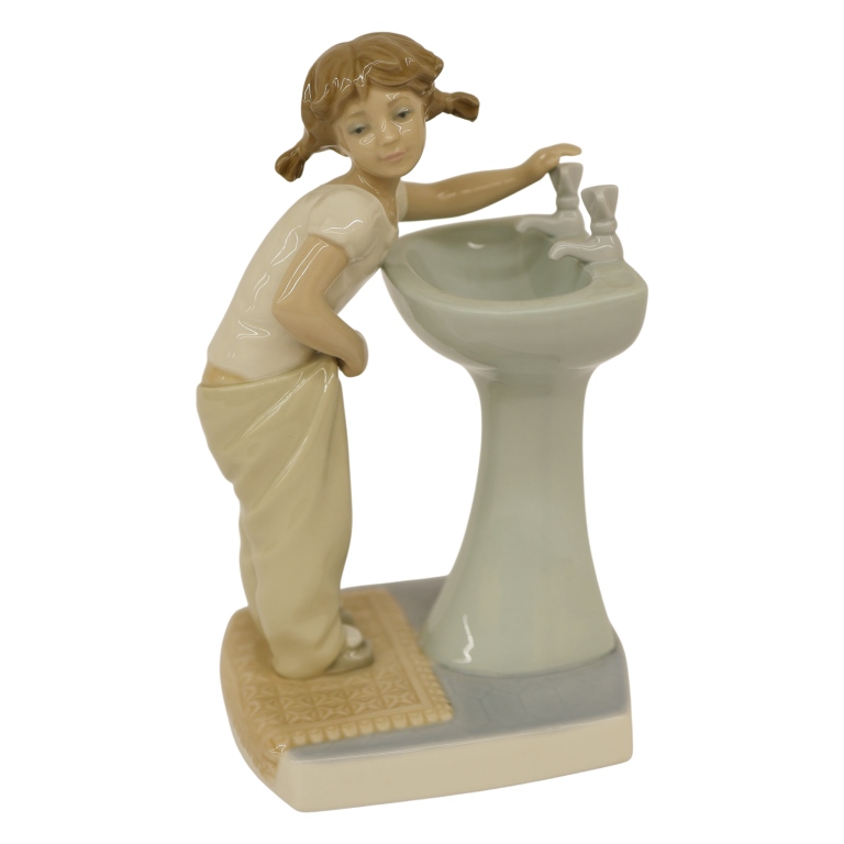 Lladro "Clean Up Time" Porcelain Figurine