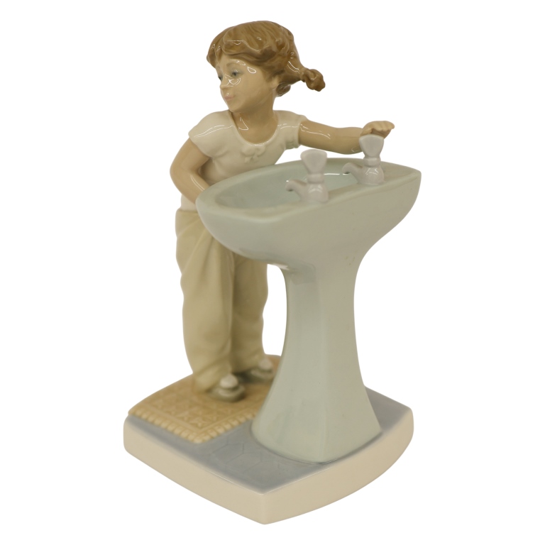 Lladro "Clean Up Time" Porcelain Figurine