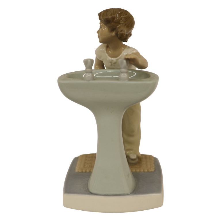 Lladro "Clean Up Time" Porcelain Figurine