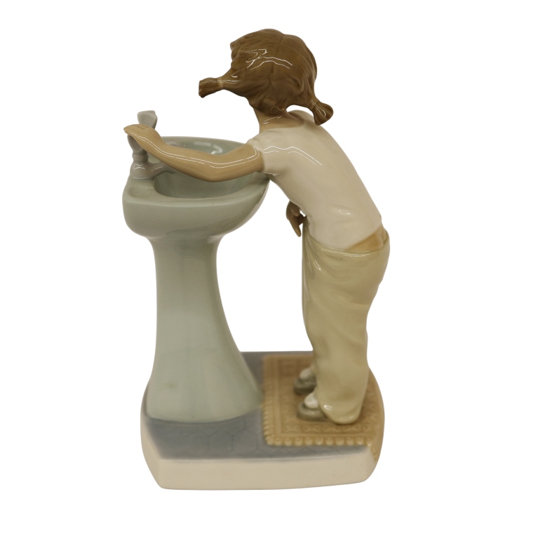 Lladro "Clean Up Time" Porcelain Figurine