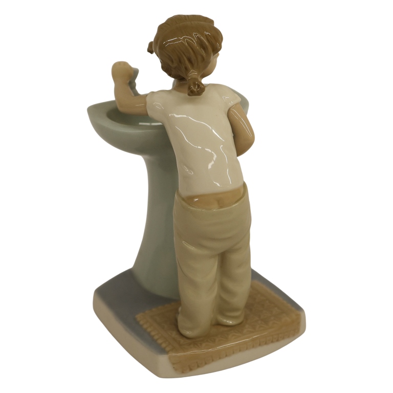 Lladro "Clean Up Time" Porcelain Figurine