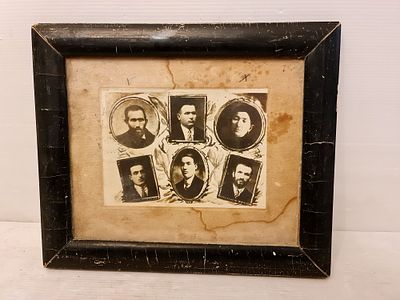 תצלום מקורי ישן / עתיק של משפחה יהודית, נתון במסגרת עץ מחופה זכוכית. תצלום מקורי ישן עתיק של 