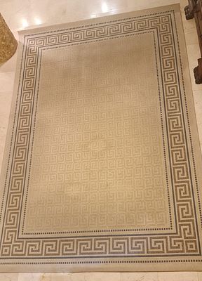 שטיח וינטג' עם מוטיב גיאומטרי דוגמת המפתח היווני - Greek Key . שטיח וינטג' עם מוטיב גיאומטרי 