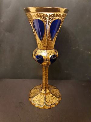 גביע גבוה עתיק, קריסטל צ'כי בוהמי צבעוני עם ציורי זהב, אמצע מאה 19 . יכול לשמש ככוס קידוש 