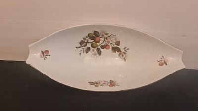 כלי הגשה וינטג' עמוק, עשוי פורצלן, חתום Artis מעוצב בצורה מלבנית מעוגלת. כלי הגשה וינטג' עמוק 