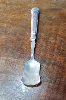 EPNS A1 made in England כפית סוכר אנגלית ישנה מצופה כסף חתומה מאחור. . EPNS A1 made in England 