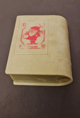 קופת חסכון דן חסכן בנק הפועלים, בצורת ספר, עם מטבעות ישראל בפנים. קופת חסכון דן חסכן בנק 