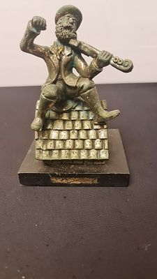 פסל יודאיקה כנר על הגג, כסף 925,חתום, עשוי בשיטת האלקטרופומרינג. פסל יודאיקה כנר על הגג, כסף 