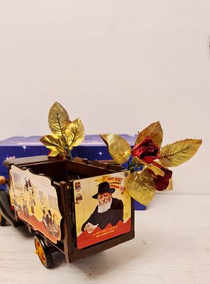מכונית עץ ניידת חב"ד להפצת היהדות עם מדבקות מסביב ותמונת הרבה זצוק"ל. מכונית עץ ניידת חב"ד 