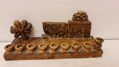 חנוכיה מנורת חנוכה עתיקה, מגולפת מעץ זית, עם גילופים של קבר רחל . חנוכיה מנורת חנוכה עתיקה 