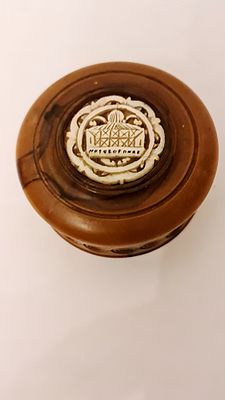 Mosqe of Omar קופסת עץ זית עתיקה מגולפת אם הפנינה, עם תבליט מסגד אל אקצא . Mosqe of Omar קופסת 