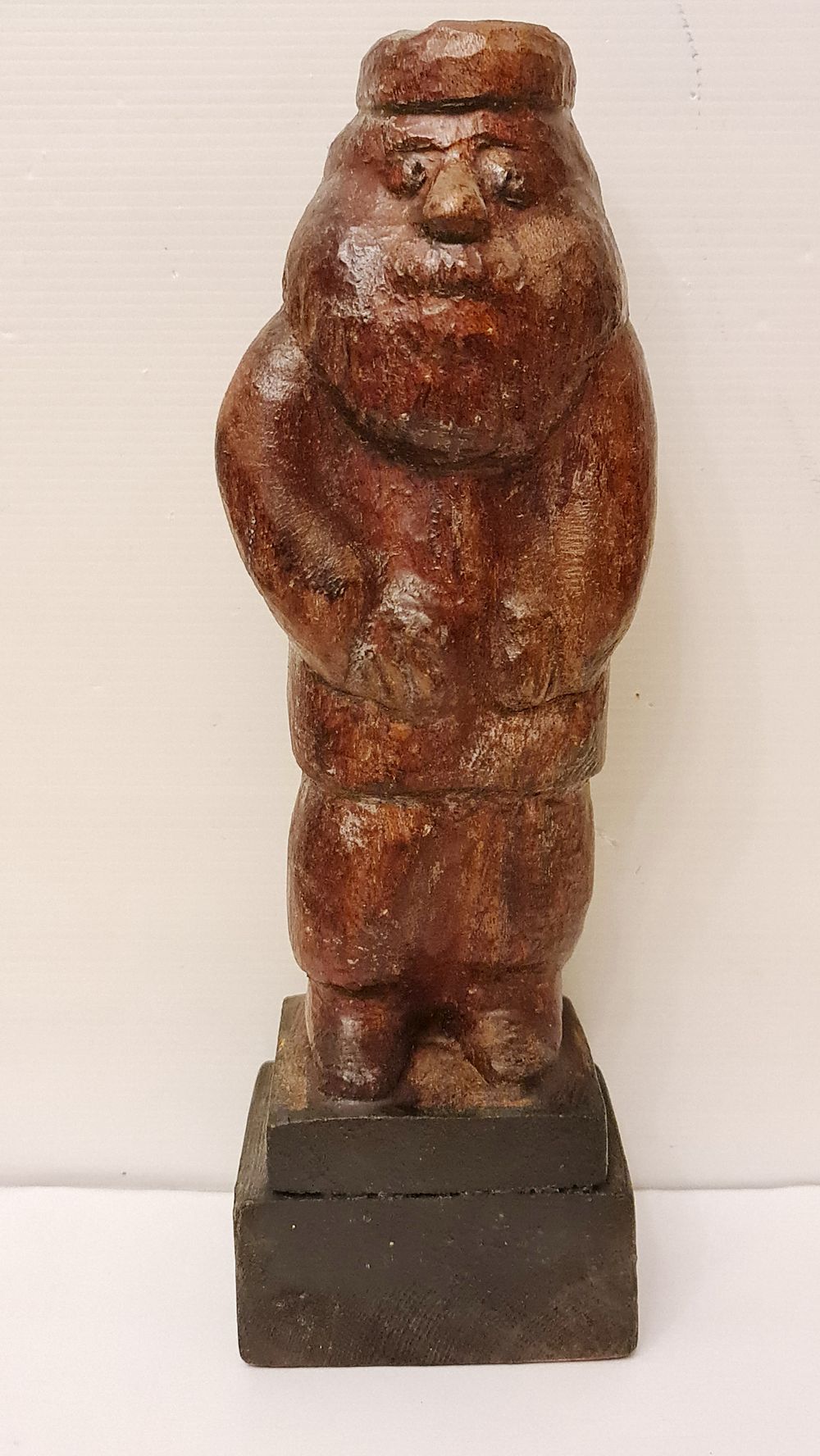 משה גוטביר (1902-1999) פסל עץ מקורי חתום בדמות חסיד, מגולף מעץ מלא. Moshe Gutbir משה גוטביר 