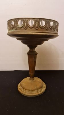 סנטר פיס אירופאי גבוה עתיק, עשוי נחושת (או פיוטר), עומד על רגלית ארוכה. . סנטר פיס אירופאי גבוה 