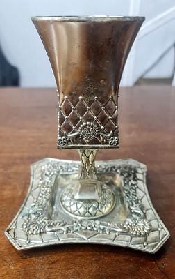 כוס קידוש עם תחתית תואמת, פיוטר מצופה כסף, עם תבליטים מסביב לכוס ולתחתית. . כוס קידוש עם תחתית 