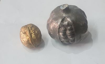 לוט 2 פריטים רימון כסף 925 חתום, אלקטרופורמינג ואגוז מלך מצופה זהב. . לוט 2 פריטים רימון כסף 