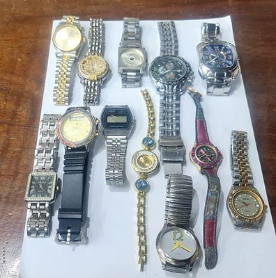 לוט 13 שעוני יד וינטג', עם צמידים וחגורות מקוריים. לוט 13 שעוני יד וינטג', עם צמידים וחגורות 