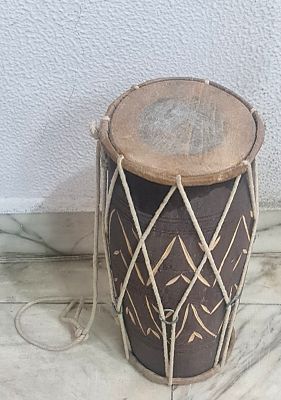 Dholak דולאק תוף יד עממי אסיאתי, בעל 2 ראשי עור בגדלים שונים וגוף עשוי עץ. Dholak דולאק תוף יד 