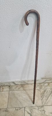 מקל הליכה ישן, כנראה אנגלי, עשוי עץ, בעל ידית מעוקלת מסורתית, עם חריטות. מקל הליכה ישן, כנראה 