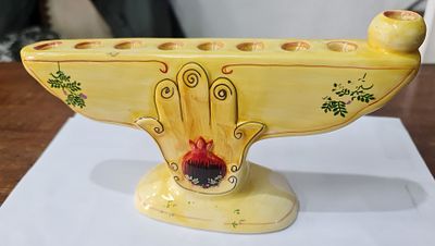 מנורת חנוכה חנוכית קרמיקה ישראלית ישנה, עבודת יד ומעוטרת ביד. מנורת חנוכה חנוכית קרמיקה 