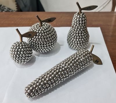 4 פריטי אספנות קישוטי פירות בגודל טבעי וינטג', עם תבליטים עגולים מוכספים. 4 פריטי אספנות 