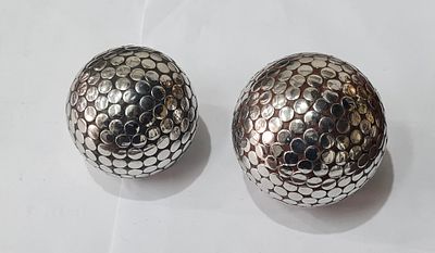 2 פריטי עיצוב בצורת כדורים עם תבליטים מוכספים שטוחים, עבודת יד. . 2 פריטי עיצוב בצורת כדורים עם 