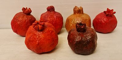 6 פסלים ישראליים בצורת רימונים בגודל טבעי, עבודת יד ומעוטרים ביד, וינטג'. 6 פסלים ישראליים 