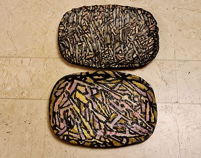 2 פסלים ישראליים בצורת מגשים בגודל טבעי, עבודת יד ומעוטרים בציורי יד . 2 פסלים ישראליים בצורת 