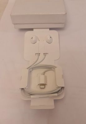 זוג אוזניות Apple EarPods עם שלט מובנה המאפשר שליטה. זוג אוזניות Apple EarPods עם שלט מובנה 