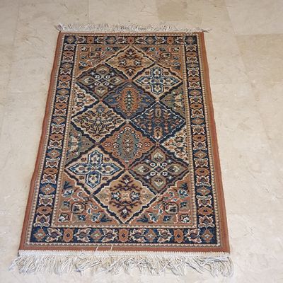 שטיח צמר וינטג' מידות - 110X60 ס"מ . שטיח צמר וינטג' מידות - 110X60 ס"מ 
עם פרנזים רחבים 