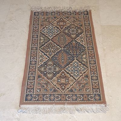 שטיח צמר וינטג' מידות - 110X60 ס"מ. שטיח צמר וינטג' מידות - 110X60 ס"מ 
עם פרנזים רחבים 