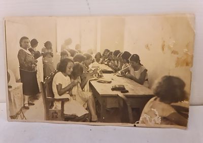 תצלום שחור לבן חיה ויצמן-ליכטנשטיין בשיעור תפירה בגימנסיה הרצליה, שנת 1925 . תצלום שחור לבן - 