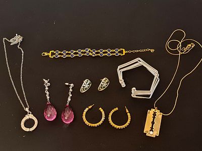 לוט 7 תכשיטי וינטג' יפים - 3 זוגות עגילים, 2 צמידים, 2 שרשראות עם תליונים. . לוט 7 תכשיטי 