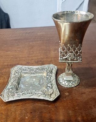 כוס קידוש עם תחתית תואמת, פיוטר מצופה כסף, עם תבליטים מסביב לכוס ולתחתית. . כוס קידוש עם תחתית 