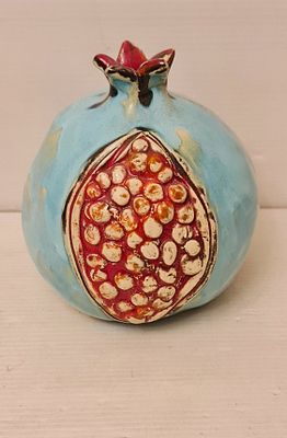 סיגל בוריה - רימון קרמיקה ישראלית עבודת יד חתומה, מעוטרת ביד. רימון קרמיקה עבודת יד ישראלית 