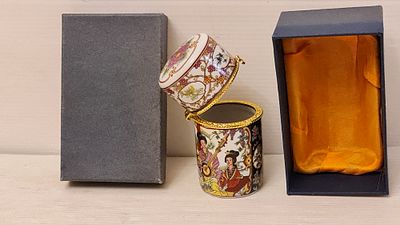 W.Y קופסה פורצלן סינית ישנה, חתומה, בתוך אריזה קשיחה מקורית.
. קופסה פורצלן סינית ישנה, חתומה 